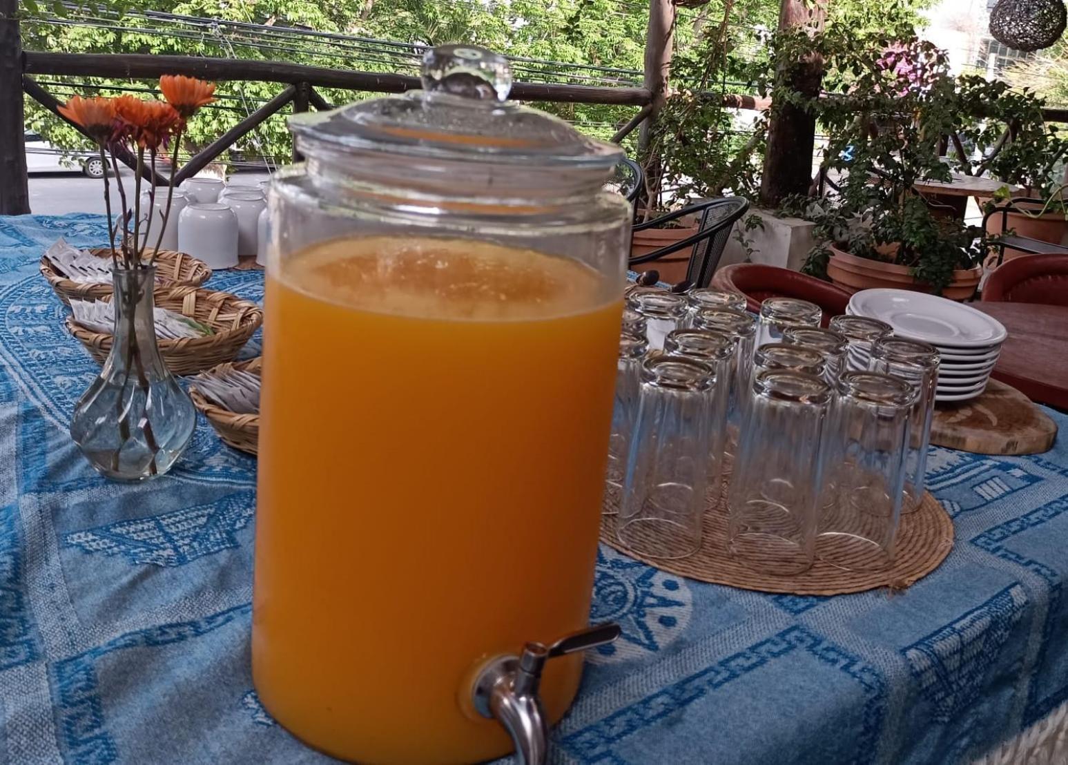 Mio Tulum Hotel Boutique المظهر الخارجي الصورة A glass dispenser of freshly squeezed orange juice
